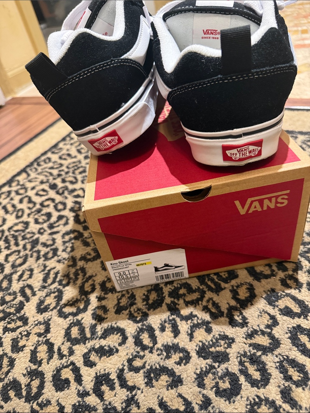 Vans Knu Skool / Black and White Low-Top Sneakers